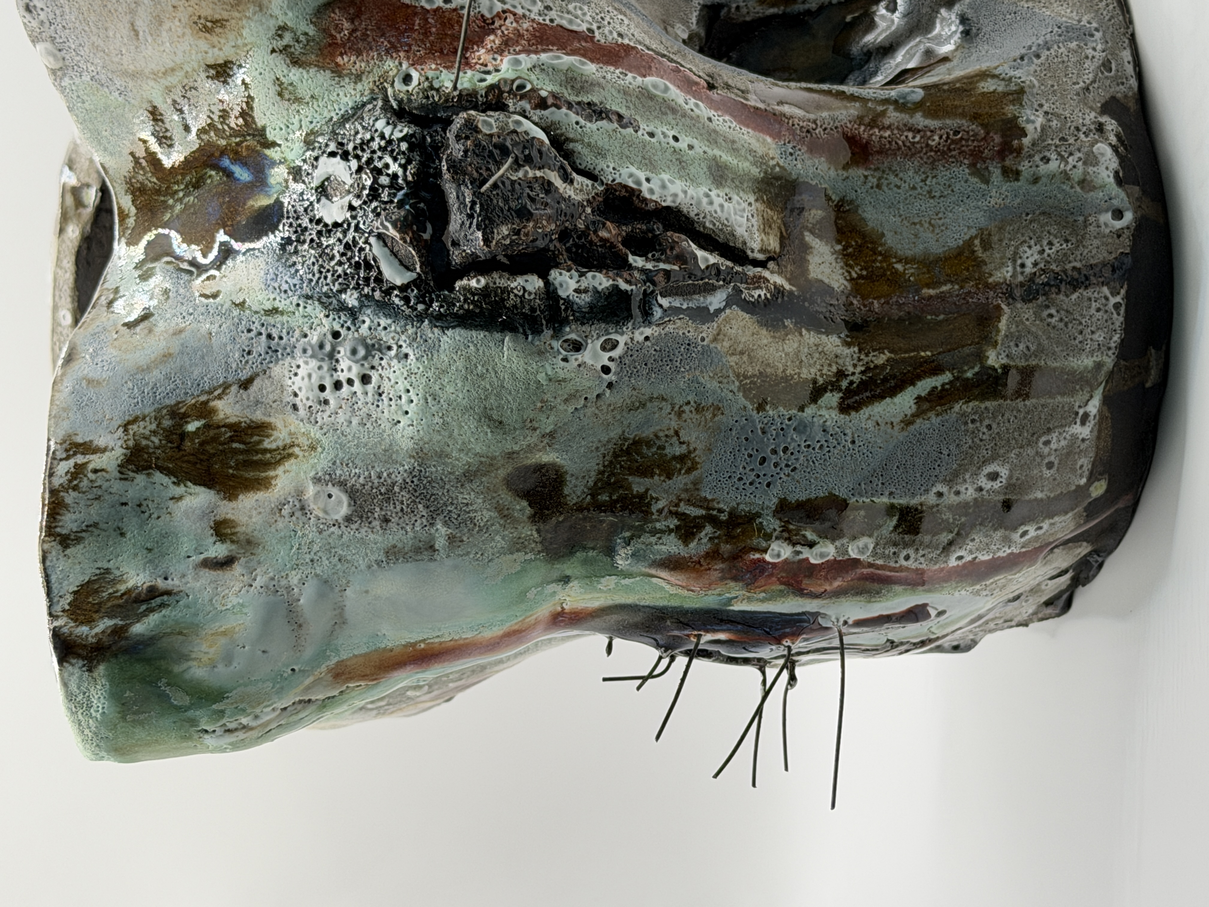 Self V detail — wire protrusions and rupture